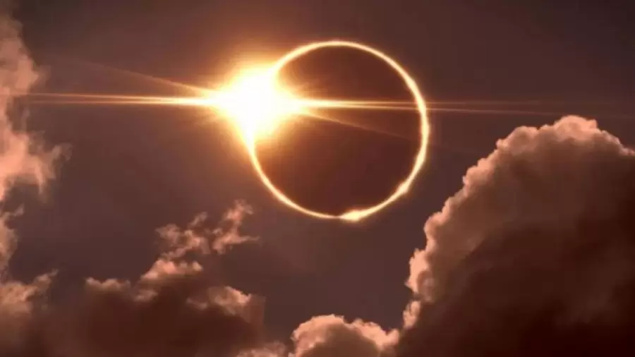 Un eclipse solar anular sucede cuando la Luna se encuentra en el punto ms alejado de su rbita por la Tierra, llamado Apogeo