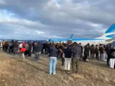 Amenaza de bomba en el avin de Marcelo Polino y Carmen Barbieri