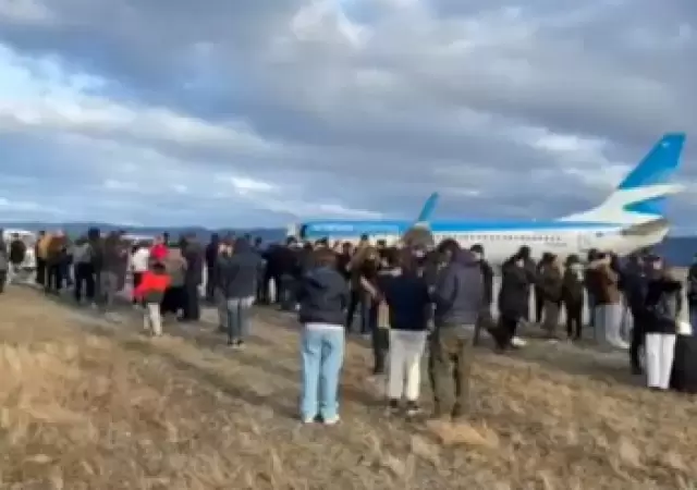 Amenaza de bomba en el avin de Marcelo Polino y Carmen Barbieri