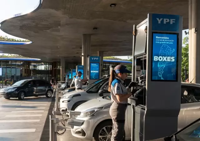 Desde maana martes bajarn los precios de los combustibles en YPF y Shell.