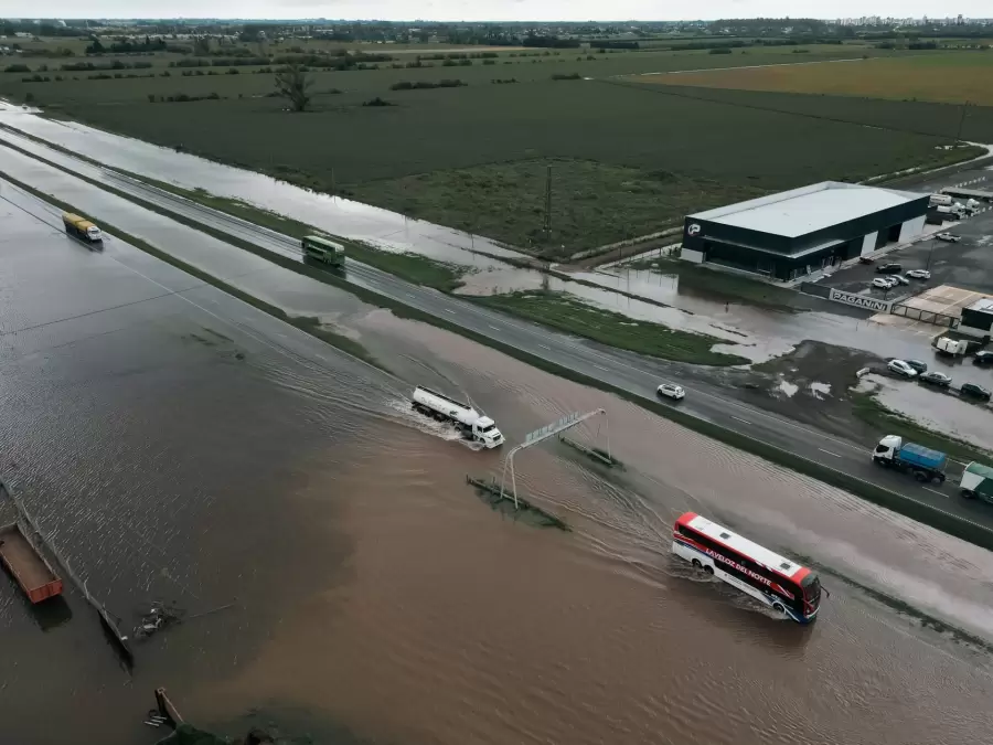 El caso del ro Uruguay sera tambin grave: Coln, Concepcin del Uruguay, y las islas de la desembocadura quedaran bajo el agua