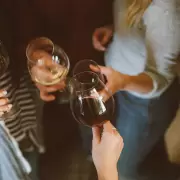 Te pasaste de copas? Consejos para sacar con rapidez el alcohol de tu cuerpo