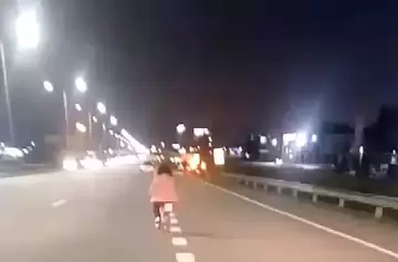 Una nia fue escoltada por automovilistas cuando pedaleada sola por la Panamericana