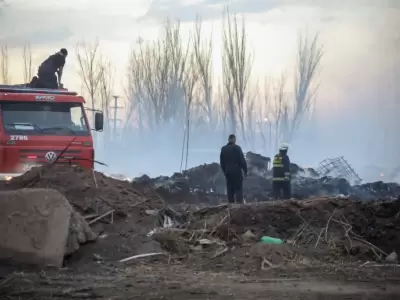 El Zonda juega con fuego: un incendio descontrolado caus pnico en Guaymalln