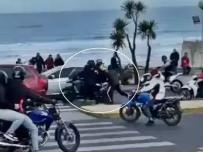 Momento en el que el empresario marplatense era atacado con el fin de robarle la moto mientras paseaba con su esposa.