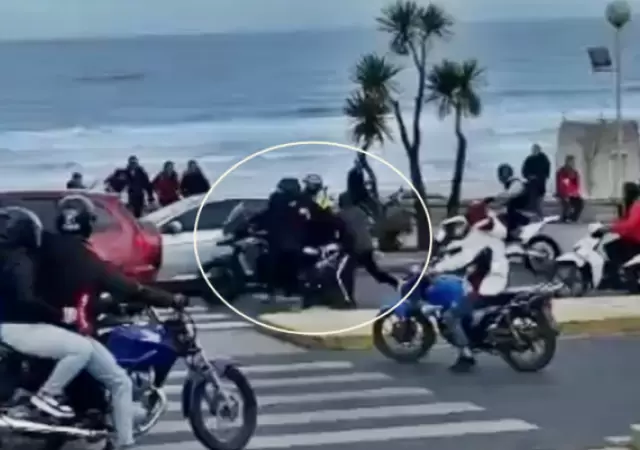 Momento en el que el empresario marplatense era atacado con el fin de robarle la moto mientras paseaba con su esposa.