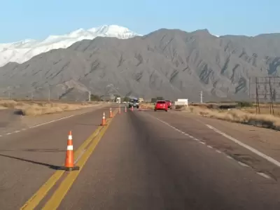 Un breve desvo en el lugar de la rotura del puente en el camino a Chile fue dispuesto por la Polica de Mendoza con el fin de evitar accidentes.