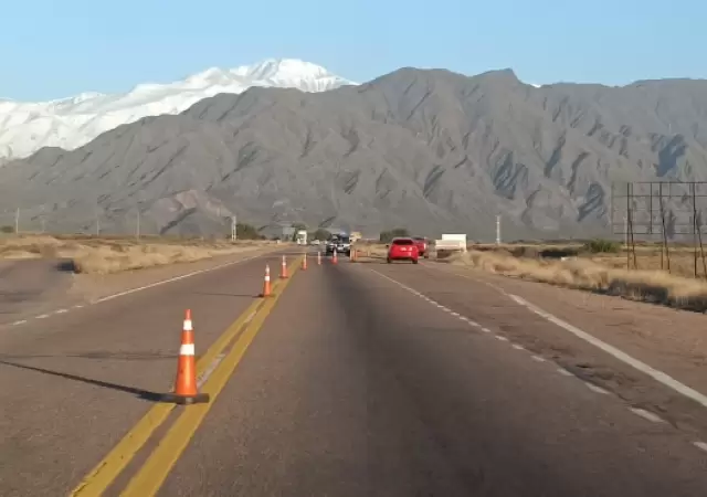 Un breve desvo en el lugar de la rotura del puente en el camino a Chile fue dispuesto por la Polica de Mendoza con el fin de evitar accidentes.