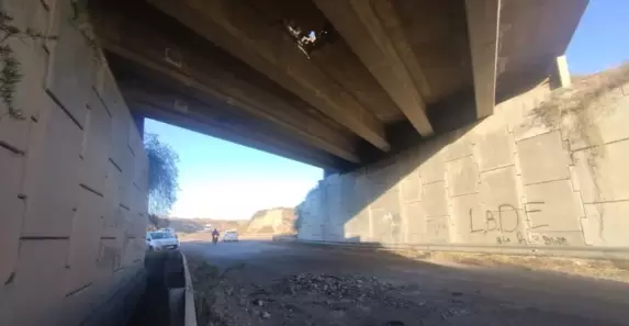 El agujero deja ver la luz del sol gracias a la rotura parcial del tramo de la Ruta 7 que hace las veces de puente camino al penal de Almafuerte II.