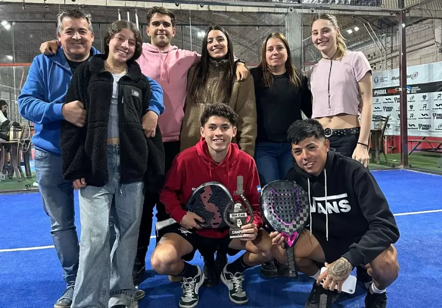 Los chicos posan junto a sus familiares.