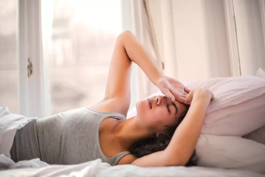 Mujer, En, Gris, Camiseta Sin Mangas, Acostado, Cama