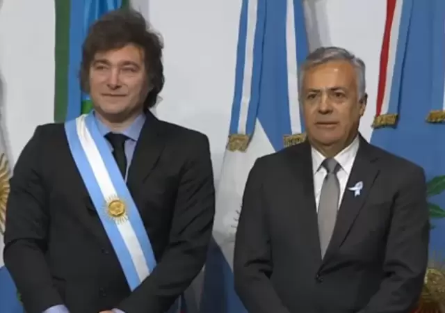 Javier Milei junto al gobernador Alfredo Cornejo durante la firma del Pacto de Mayo realizado el 9 de julio en Tucumn.