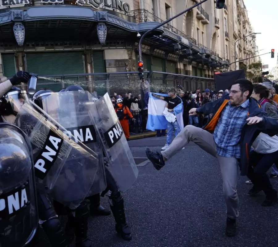 Un grupo de jubilados trat de marchar por Avenida Rivadavia, y comenzaron a ser reprimidos por las fuerzas de seguridad