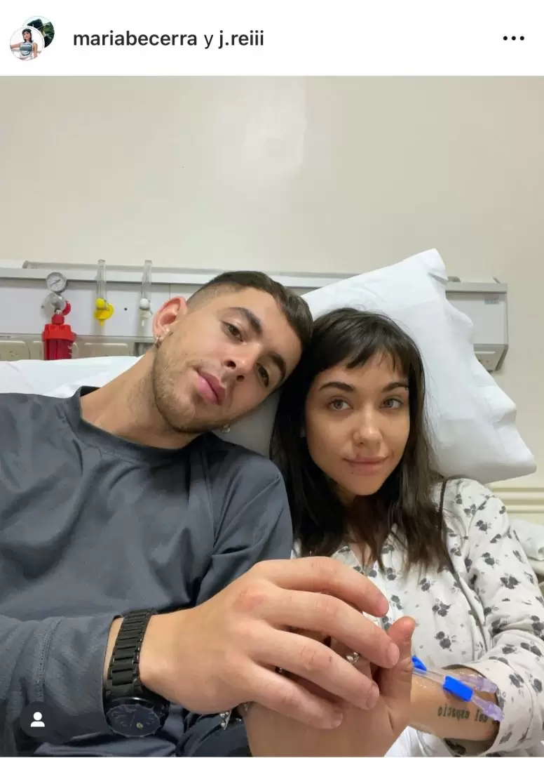 J Rei junto a Mara Becerra, en el hospital