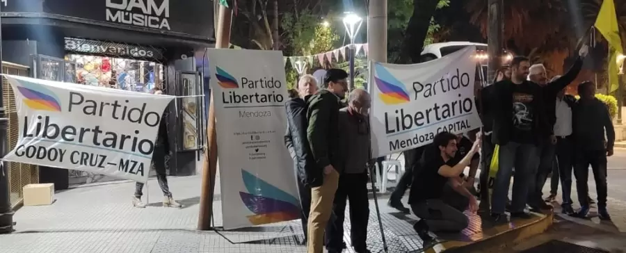 Los afiliados al Partido Libertario estuvieron con pancartas y banderas en la puerta del hotel donde dio el discurso el presidente Javier Milei./