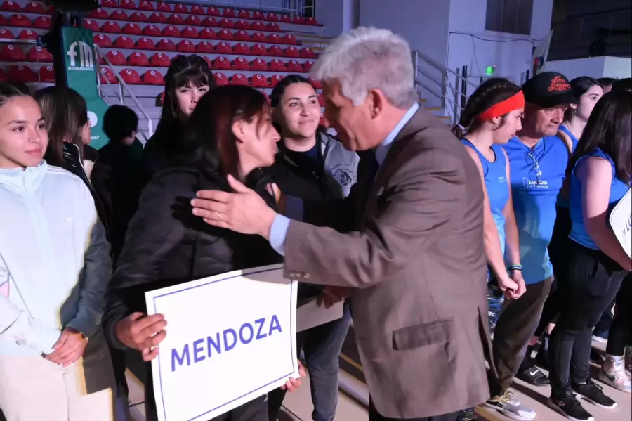 La delegacin mendocina es saludada por el gobernador puntano