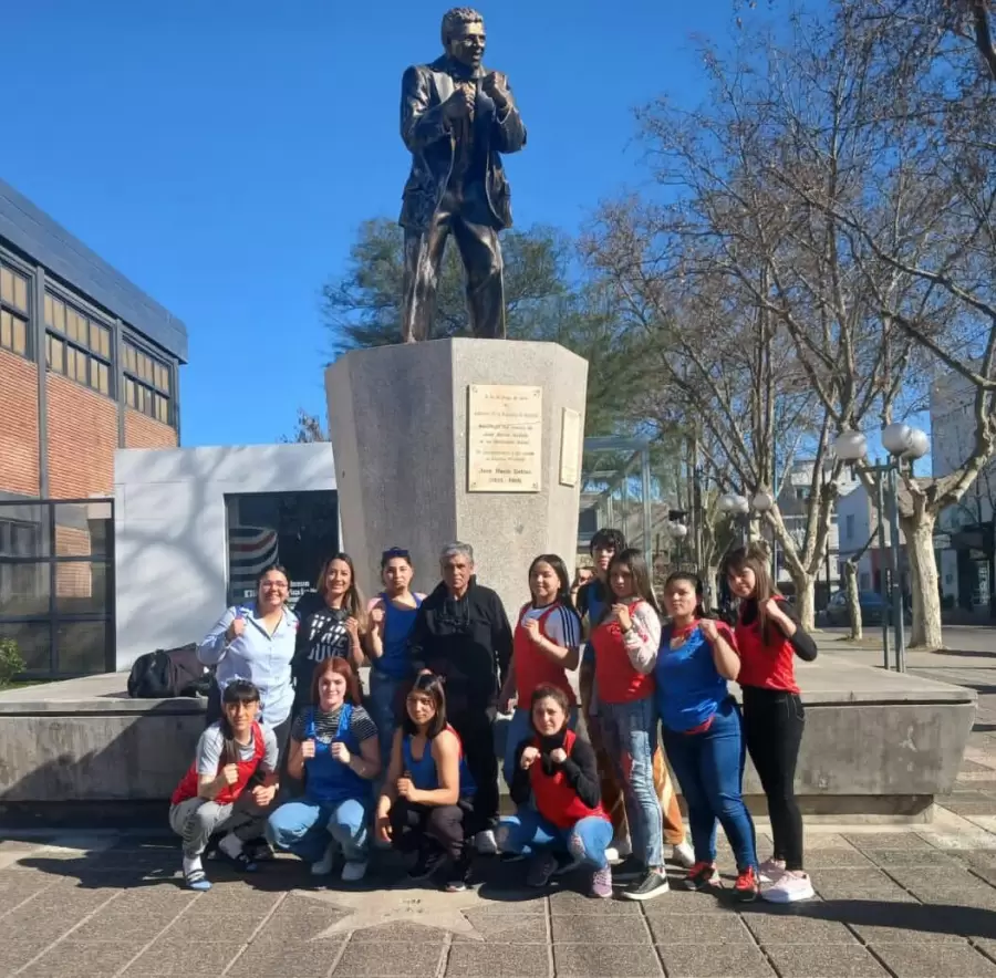 La delegacin mendocina junto a sus entrenadores Romina Orellana y Osvaldo Corro y bajo la estatua del Mono Gatica.