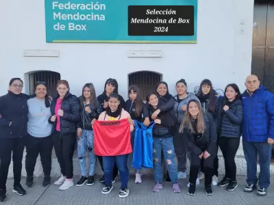 La delegacin en pleno junta a la presidenta de la Federacin mendocina Daiana San Romn