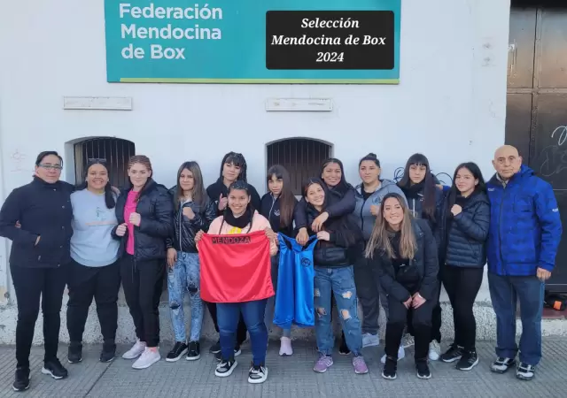 La delegacin en pleno junta a la presidenta de la Federacin mendocina Daiana San Romn