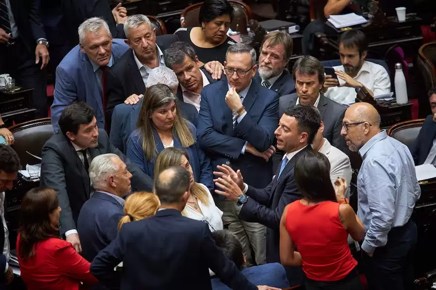 Bloque radical discutiendo