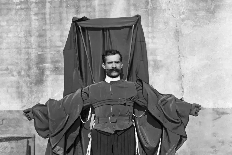 El sastre Franz Reichelt con su creacin a cuestas. (Imagen: web)