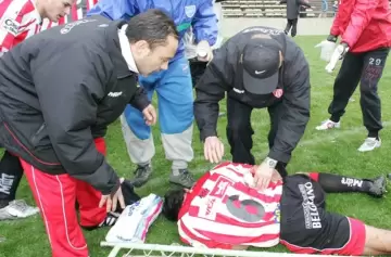 Carlos Azcurra en el csped del Malvinas tras ser herido.