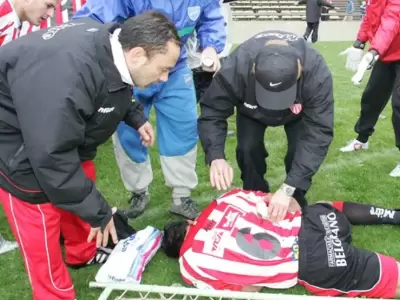 Carlos Azcurra en el csped del Malvinas tras ser herido.