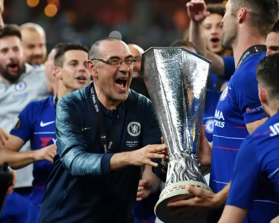 Maurizio Sarri campen de la Europa League tras guiar al Chelsea a la victoria sobre el Arsenal.