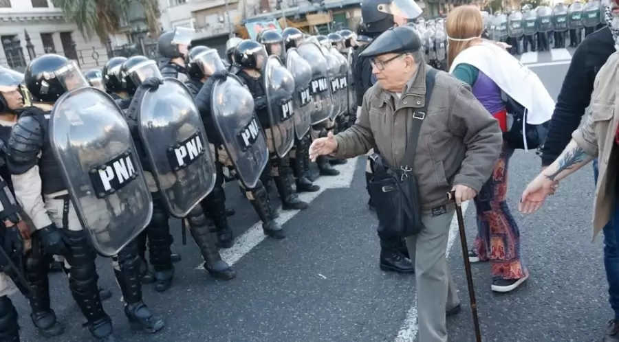 Momentos de tensin fuera del Parlamento