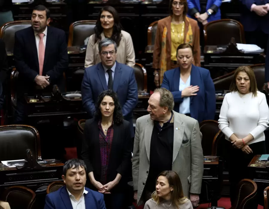 Legisladores kirchneristas minutos antes de iniciarse la sesin. (Foto: NA)