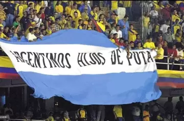 La censurable bandera que expusieron los hinchas de Colombia