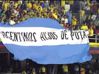 La censurable bandera que expusieron los hinchas de Colombia