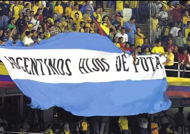 La censurable bandera que expusieron los hinchas de Colombia