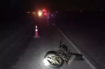 La moto se incendi luego de embestir frontalmente al camin.