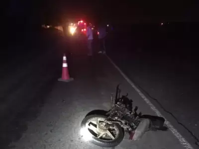 La moto se incendi luego de embestir frontalmente al camin.