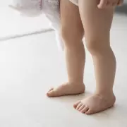 Pediatría en acción contra un mito popular: ¿es malo andar descalzo?