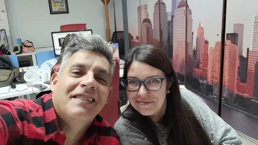 Alejandro lvarez y Virginia Rizzi, los flamantes nominados, en la redaccin de Ciudadano News