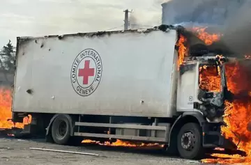 El camin de la Cruz Roja Internacional transportaba lea y carbn para la poblacin ms vulnerable.