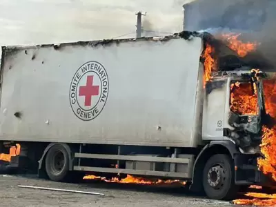 El camin de la Cruz Roja Internacional transportaba lea y carbn para la poblacin ms vulnerable.