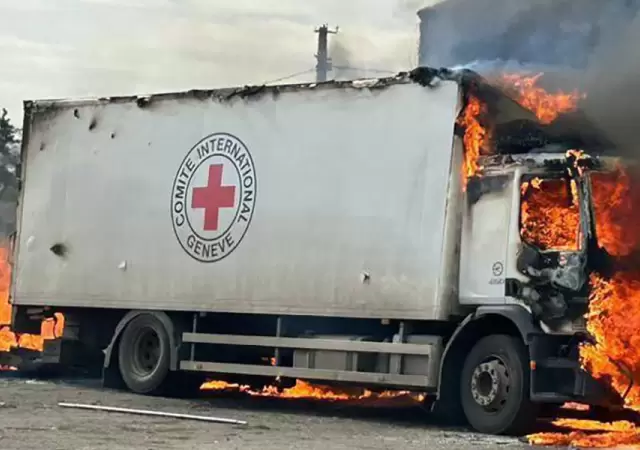 El camin de la Cruz Roja Internacional transportaba lea y carbn para la poblacin ms vulnerable.