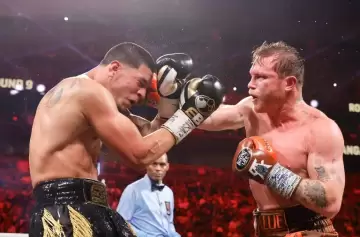 El Canelo Alvarez fue superior a Berlanga.