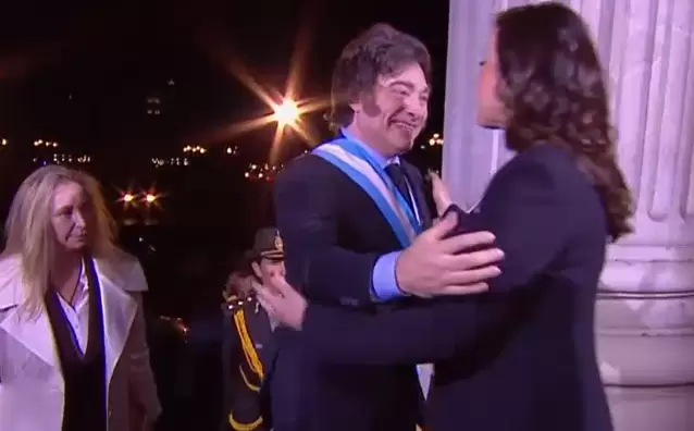 Un alegre Javier Gerardo Milei, acompa�ado por su hemana, la seria Karina, siendo recibido por una sonriente Victoria Villarruel en el Congreso.
