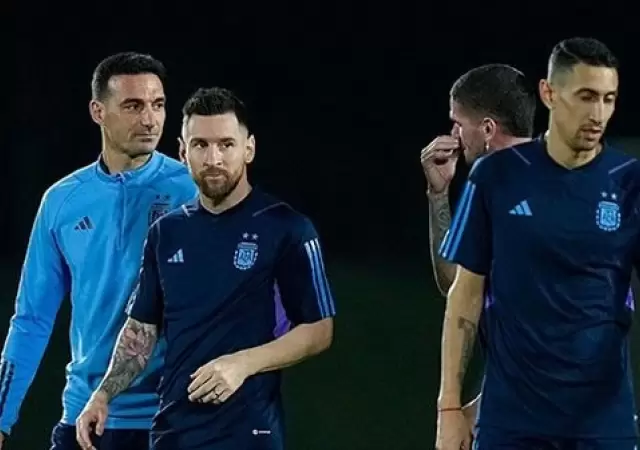 Lionel Messi junto a Lionel Scaloni y ngel Di Mara.