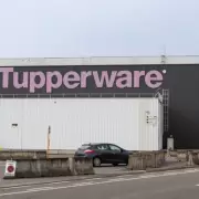 Tupperware enfrenta posible quiebra tras desplome en Wall Street