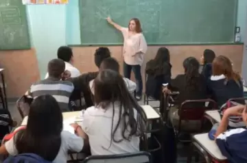 Mientras que el sistema educativo enfrenta problemas, los profesores se convierten en los protagonistas invisibles de una batalla diaria.