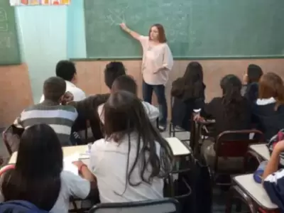 Mientras que el sistema educativo enfrenta problemas, los profesores se convierten en los protagonistas invisibles de una batalla diaria.