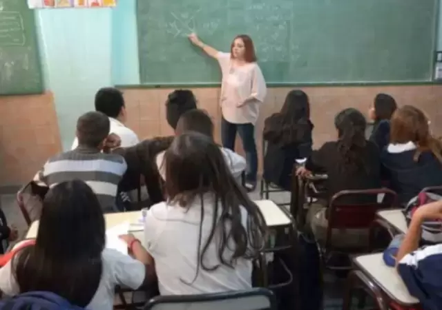 Mientras que el sistema educativo enfrenta problemas, los profesores se convierten en los protagonistas invisibles de una batalla diaria.