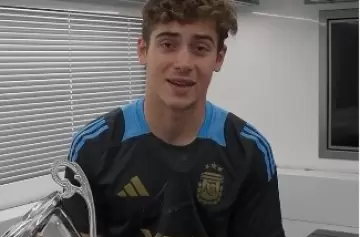 Franco Colapinto con la camiseta firmada por Lionel Messi