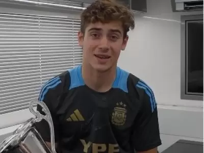 Franco Colapinto con la camiseta firmada por Lionel Messi