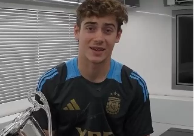 Franco Colapinto con la camiseta firmada por Lionel Messi